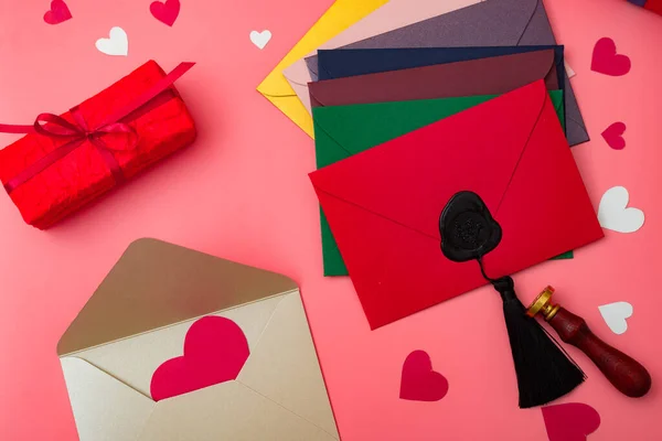 Любовних Листів Різнокольорові Конверти Червоному Тлі Сердечками — стокове фото