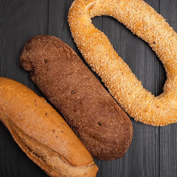 黒の背景に異なる種類のパン — ストック写真
