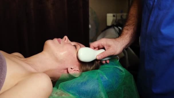 Ultradźwiękowy Masaż Twarzy Kobiecie Poddaje Się Zabieg Kosmetyczny Twarzy Ciemnym — Wideo stockowe