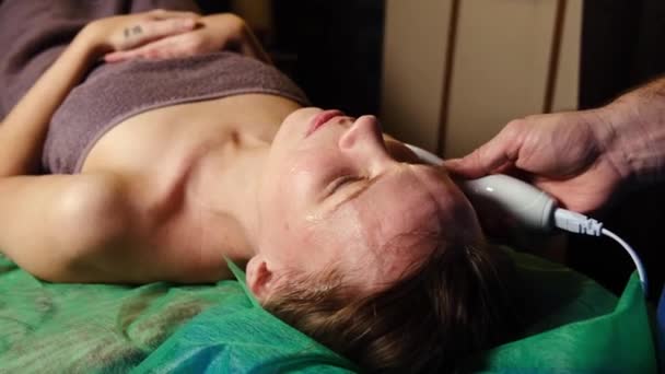 Ultrasone Gezichtsmassage Een Vrouw Krijgt Een Cosmetische Ingreep Haar Gezicht — Stockvideo