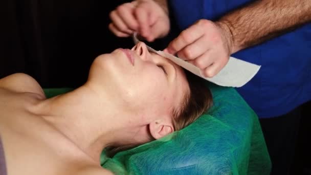 Massagem Facial Massagista Prepara Rosto Uma Mulher Para Procedimentos Cosméticos — Vídeo de Stock