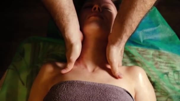 Profesjonalny Masaż Twarzy Mężczyzna Ręce Masażystą Masaż Kobieta Twarz — Wideo stockowe
