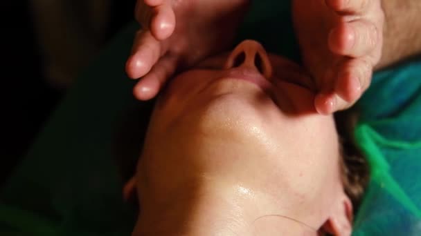 Massagem Facial Profissional Mãos Masculinas Massagista Massageando Rosto Feminino — Vídeo de Stock