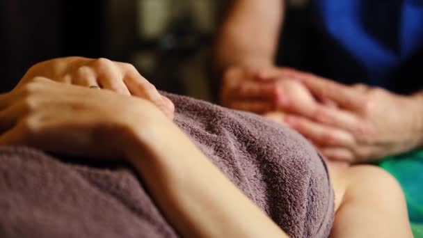Mulher Mente Relaxa Uma Massagem Cara — Vídeo de Stock