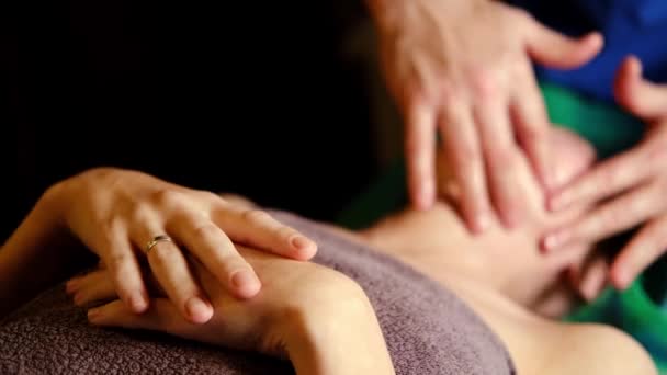 Mulher Relaxa Diverte Massagista Realiza Uma Massagem Facial Profissional — Vídeo de Stock