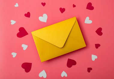 Aşk mektubu. Kırmızı arkaplanda altın bir zarf ve kalpler..