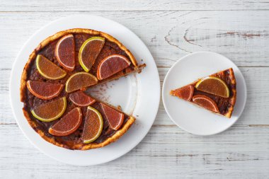 Beyaz tabakta bir parça balkabağı turtası. Vejetaryen yemeği, tatlı..