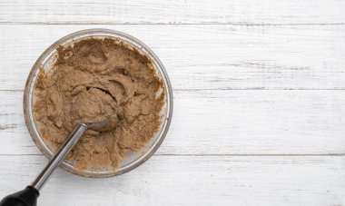 Kızarmış tavuk ciğeri, havuç, soğan, tereyağı. Pate 'in hazırlanması. Malzemeleri blender ile öğütüyorum. Yemek tarifi. Pankart. Metin için yer.