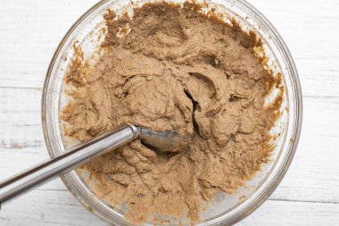 Kızarmış tavuk ciğeri, havuç, soğan, tereyağı. Pate 'in hazırlanması. Malzemeleri blender ile öğütüyorum. Tarif.