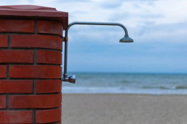 Deniz kıyısında yaz yağmuru, okyanus.