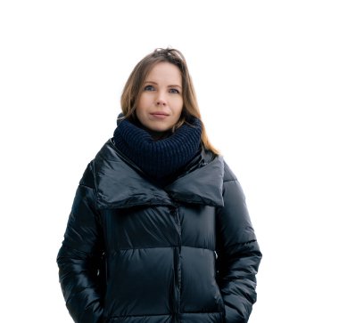 Kışın kalın ceketli orta yaşlı bir kadın kameraya bakar. Beyaz bir arkaplanda izole edilmiş.