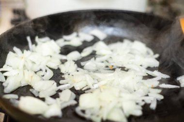 Tavada kızarmış soğan. Soğanlı yemek hazırlığı..