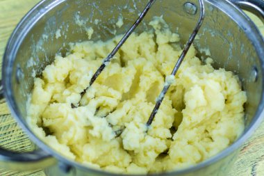 Tencerede patates püresi pişirmek. Ezilmiş patates..