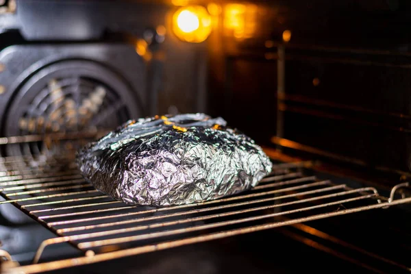 Et ve folyo fırında. Pişirme, kızartma domuz eti.