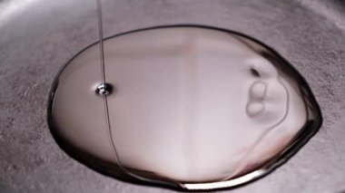 Yağ siyah bir tavaya dökülür. Yemek pişirmek..