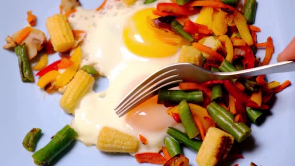 Várias Verduras Fritas Ovo Frango Com Gema Ovo Líquida Uma — Vídeo de Stock