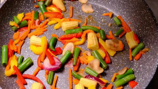 Las Verduras Fritas Espolvorean Con Especias Una Sartén Comida Sana — Vídeo de stock