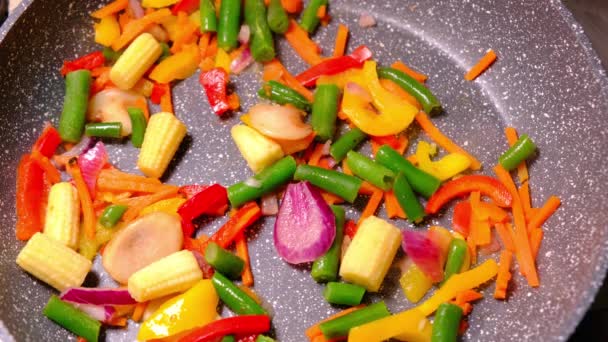 Mélange Légumes Surgelés Est Frit Dans Une Poêle Sans Huile — Video