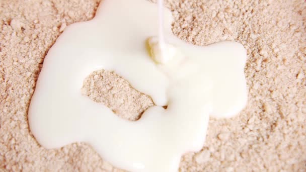 Γλυκό Συμπυκνωμένο Γάλα Χύνεται Πάνω Αλεσμένα Μπισκότα Μαγειρική Επιδόρπιο Πατάτες — Αρχείο Βίντεο