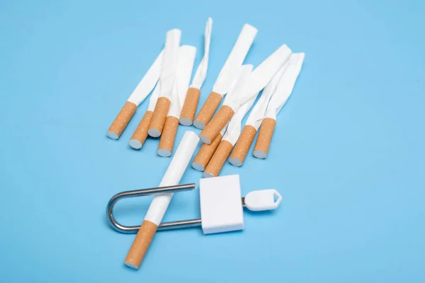Smetti Fumare Sigarette Schiacciate Una Serratura Sfondo Blu Cattive Abitudini — Foto Stock
