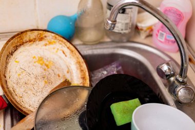 Mutfak lavabosunda kirli bulaşıklar..