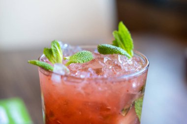 Buzlu ve naneli ahududu mojito. Serinletici soğuk içecek.