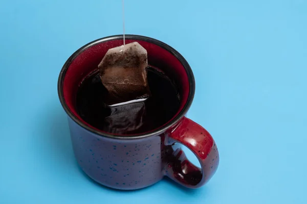 Sachet Thé Dans Une Tasse Sur Fond Bleu — Photo