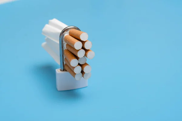 Бросить Курить Сигареты Втиснуты Замок Синем Фоне Плохая Ограничительная Привычка — стоковое фото