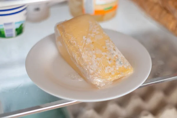 Verschimmelter Käse Frischhaltefolie Kühlschrank Falsche Lagerung Verdorbenes Produkt Abgelaufenes Konzept — Stockfoto