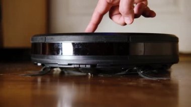 Robot elektrik süpürgesini çalıştırıyorum. Otomatik oda temizliği.