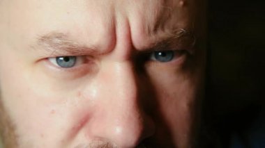 Bir adam kameraya yakından bakmaktan hoşlanmaz..