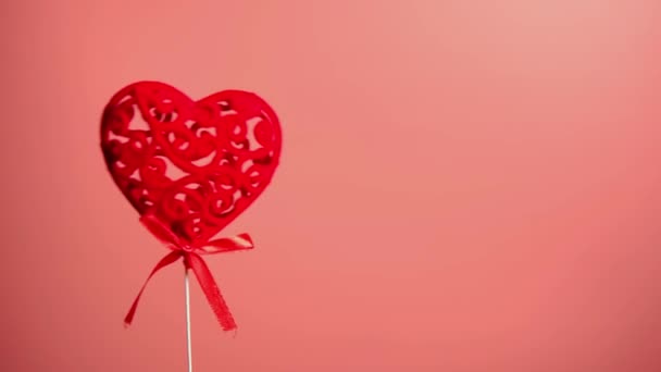 Día San Valentín Corazones Volumétricos Rojos Sobre Palo Sobre Fondo — Vídeo de stock