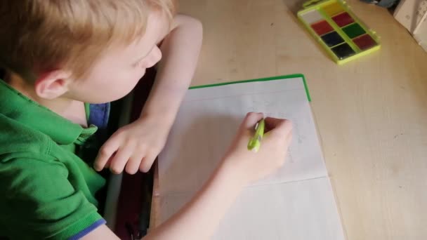 Een Jonge Jongen Doet Huiswerk Aan Tafel Schrijft Huiswerk Voor — Stockvideo