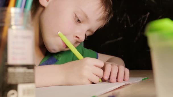 Ragazzo Sta Lavorando Duramente Scrivendo Quaderno Mentre Compiti Scuola Studiare — Video Stock