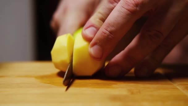 Homme Coupe Des Pommes Terre Crues Sur Une Planche Découper — Video