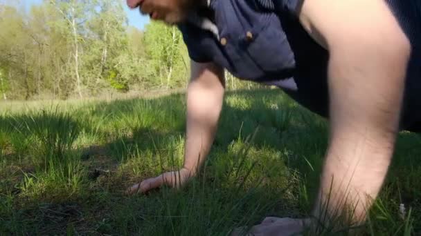 Hombre Adulto Hace Flexiones Hierba Actividad Física Estilo Vida Saludable — Vídeo de stock