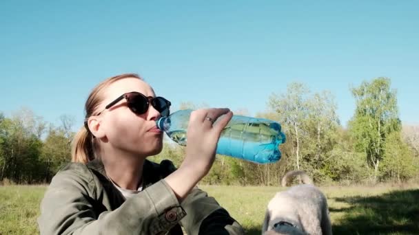 Una Donna Beve Acqua Una Bottiglia Vacanza Nel Parco Nella — Video Stock