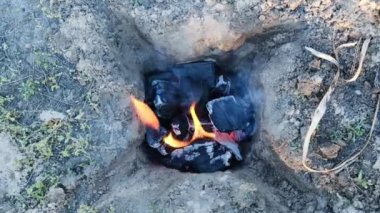 Barbekü kömürleri yerde yanıyor. Yürüyüşün hazırlıklarına hazırlanıyorum..