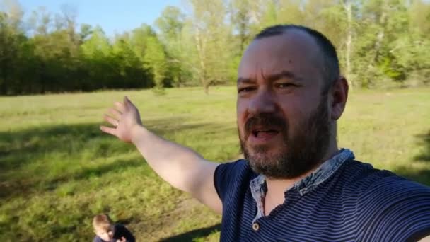 Homme Adulte Blogue Parle Caméra Dans Une Forêt Verte Point — Video