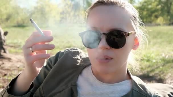 Una Donna Tiene Una Sigaretta Fuma Spegne Fumo Nel Parco — Video Stock