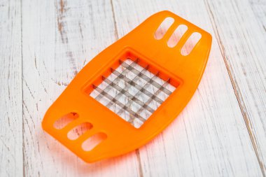 Haşlanmış tavuk yumurtalarını kesmek için bir cihaz..