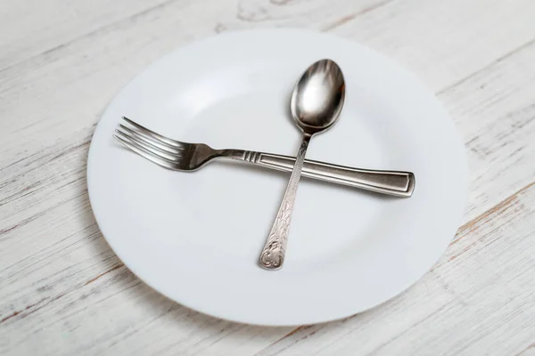 Lžíce Vidlička Jsou Prázdném Talíři Dietní Koncept Přerušované Půsty — Stock fotografie