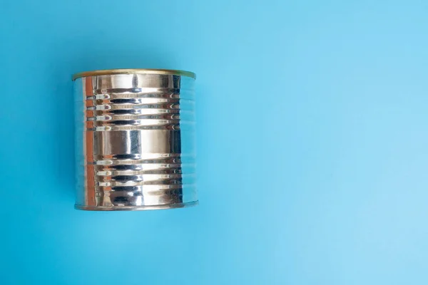 Fechado Lata Metal Comida Enlatada Fundo Azul — Fotografia de Stock