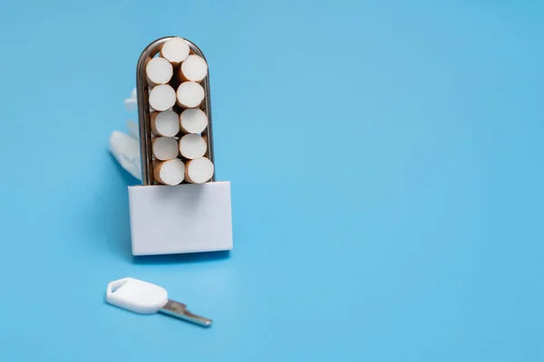 Raucherentwöhnung Zigaretten Quetschten Sich Ein Schloss Auf Blauem Grund Schlechte — Stockfoto