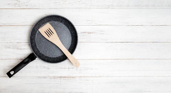 Braadpan Met Kleefkeramiek Coating Spatel Een Witte Houten Ondergrond Koken — Stockfoto