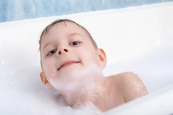Joven Baña Con Espuma Higiene Personal Para Niños — Foto de Stock