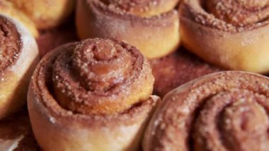 Şeker ve tarçınlı taze çörekler..