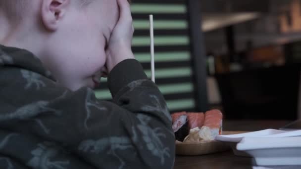 Νεαρό Αγόρι Τρώει Chopsticks Σούσι Ένα Καφέ — Αρχείο Βίντεο