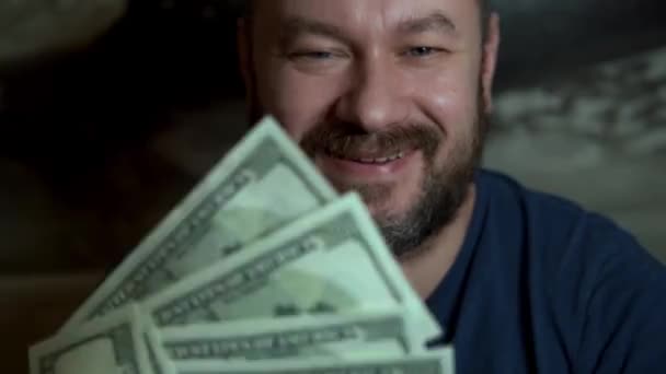 Hombre Satisfecho Sin Afeitar Agitándose Con Dólares Mucho Dinero Riqueza — Vídeos de Stock