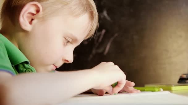 Joven Colegial Hace Clases Escuela Cuaderno Borra Errores Con Borrador — Vídeos de Stock